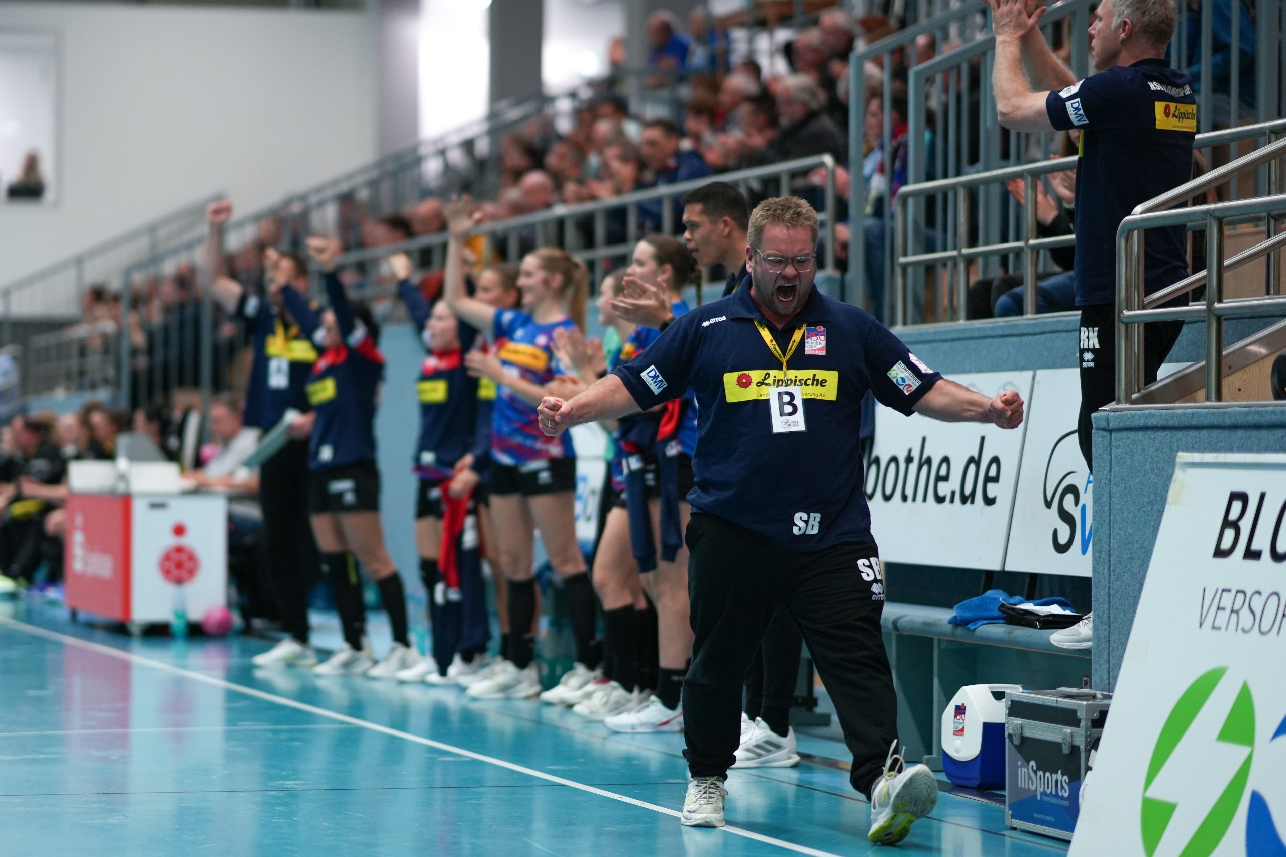HSG-Cheftrainer Steffen Birkner möchte den Derbysieg feiern (Weibz.fotografie).